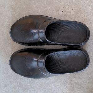 Oofos clogs slides